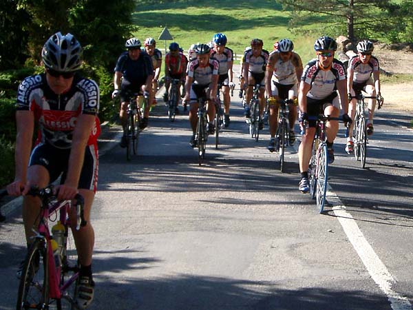 Am ersten Berg der Tour bilden sich die ersten Grppchen