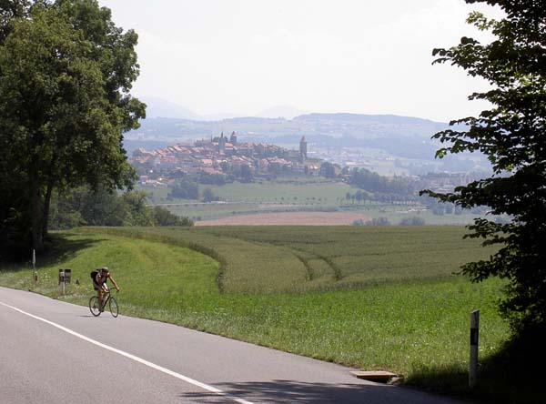 Auf dem zweiten Berg der Tour, kurz vor Romont, wird auf die versprengten Gruppen gewartet